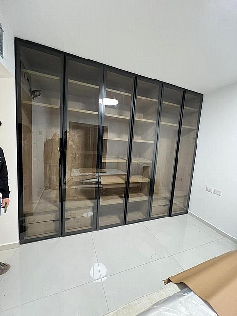 ארון פתיחה בהתאמה אישית - דלתות זכוכית שקופה/שקופה כהה/ברונזה ארון פתיחה בהתאמה אישית - דלתות זכוכית שקופה/שקופה כהה/ברונזה